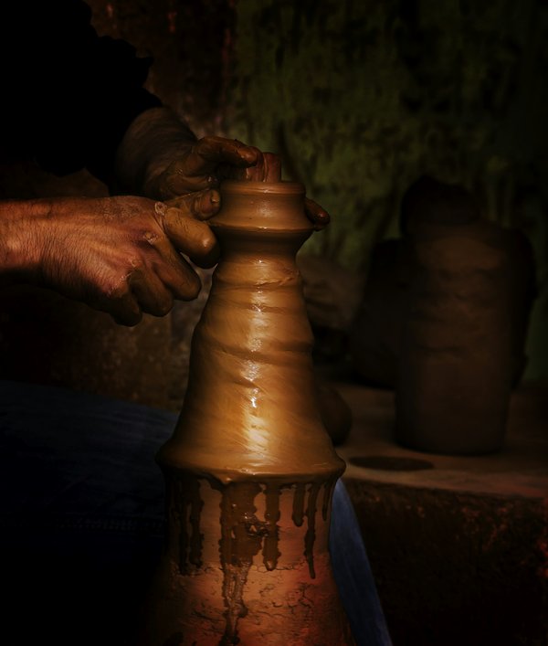 Où découvrir les traditions de la poterie en Provence, France : ateliers et artisans recommandés ?